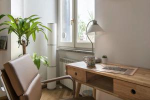 - un bureau avec une lampe et une chaise dans la chambre dans l'établissement Casa Verde - Cozy apartment by Campo de’ Fiori, à Rome