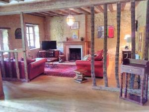 Posezení v ubytování Gîte authentique avec piscine chauffée, parc et chevaux, au cœur d'un château historique - FR-1-410-189