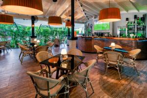 un restaurante con mesas y sillas y un bar en W&P Santo Domingo en Santo Domingo