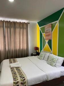 1 dormitorio con 2 camas y un cartel en la pared en BOPEMPC Safari Hostel en Tagbilaran City