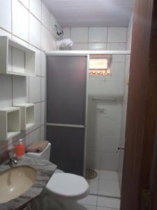 y baño con ducha, aseo y lavamanos. en Moradas Lagoinha, en Florianópolis