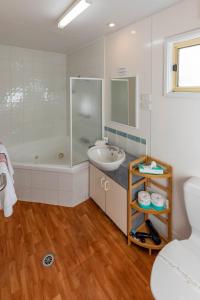 łazienka z umywalką, wanną i toaletą w obiekcie BIG4 Breeze Holiday Parks - Port Hughes w mieście Port Hughes
