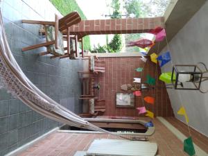 a bathroom with ailed floor and a tub with colorful tiles at Casa com piscina em Gravatá PE in Gravatá