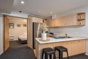 Ett kök eller pentry på Lhotsky 1 Bedroom apartment with secluded outlook and onsite parking