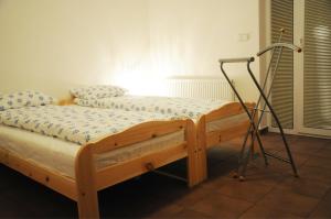 - une chambre avec un lit et une lampe dans l'établissement Apartment Sklipek Alsop, à Mutěnice