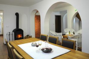 ein Esszimmer mit einem Tisch und einem Kamin in der Unterkunft Apartment Sklipek Alsop in Mutěnice