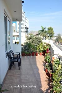 En balkon eller terrasse på Shardas Homestay