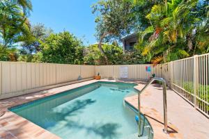 - une piscine dans une arrière-cour avec une clôture dans l'établissement 11 Seashells, à Nelson Bay