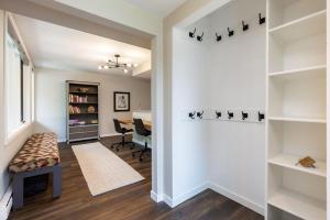 przedpokój z salonem i jadalnią w obiekcie 2112 The Pines Condo w mieście Keystone