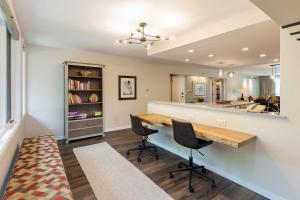 jadalnia ze stołem i dwoma krzesłami w obiekcie 2112 The Pines Condo w mieście Keystone