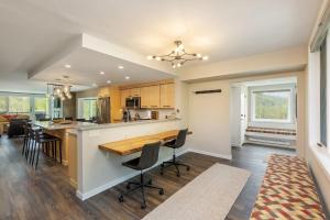 kuchnia ze stołem i krzesłami w pokoju w obiekcie 2112 The Pines Condo w mieście Keystone