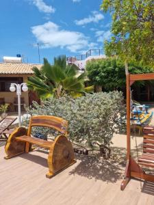 un banc en bois installé au-dessus d'une terrasse en bois dans l'établissement Pousada Rio Aratuá, à Galinhos