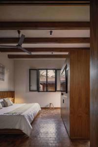 a bedroom with a large bed and a window at Quinta Amores alojamiento in San Miguel de Allende