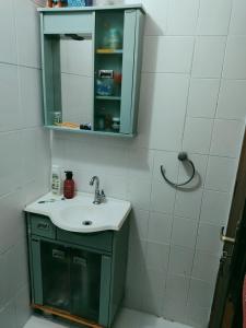 ein Badezimmer mit einem Waschbecken und einem Medizinschrank in der Unterkunft Casa Excelente Localização! in Rio Grande