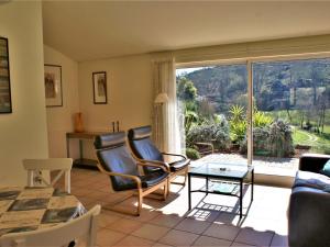 ein Wohnzimmer mit einem Tisch und Stühlen sowie einem großen Fenster in der Unterkunft Holiday Home in Covas with Eco Pool in Covas