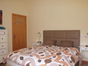 ein Schlafzimmer mit einem Bett und einer Kommode in der Unterkunft Holiday Home in Covas with Eco Pool in Covas + 32 Fotos