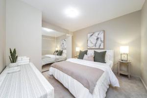 Un pat sau paturi într-o cameră la Trendy Windermere Condo, AirCon, Top Floor, King Bed, Secure UG Parking, BBQ!