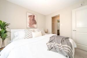 Un pat sau paturi într-o cameră la Trendy Windermere Condo, AirCon, Top Floor, King Bed, Secure UG Parking, BBQ!