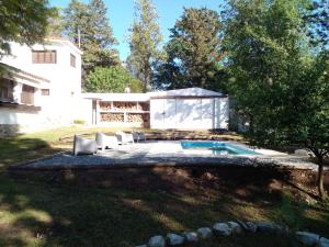 un patio trasero con piscina y una casa en VILLA BEATRIZ en 