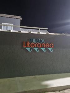 una señal en el costado de una pared en Pousada Litorânea, en Saquarema