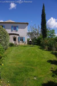 a large yard with a house and a tree at Lei Meissoun in Mallemort