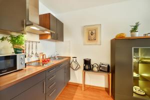 una cocina con fregadero y microondas en Haus Meeresblick, en Baabe 13 fotos más