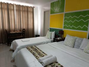 Rúm í herbergi á BOPEMPC Safari Hostel