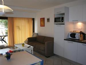 ein kleines Wohnzimmer mit einem Sofa und einer Küche in der Unterkunft Appartement Port Barcarès, 2 pièces, 4 personnes - FR-1-195-47 in Le Barcarès