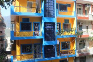 a building with blue and yellow at Hotel Golden Crown Laxman Jhula in Rishīkesh