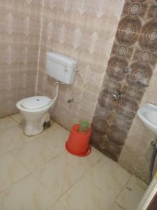 y baño con aseo y lavamanos. en Goroomgo Star Inn Digha Near Sea Beach - Lift & Parking Facilities - Best Seller en Digha
