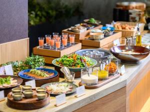 un buffet con piatti di cibo su un tavolo di Hotel Tsu Center Palace a Tsu