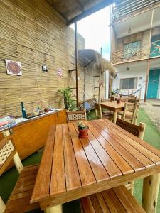 Qeru House في زوريتوس: طاولة وكراسي خشبية في الغرفة