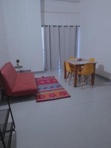 Ciudad Bolívar的住宿－Aloja-T en Apartamento amoblado 3 Ciudad Bolivar，客厅配有红色的沙发、桌子和椅子