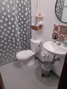 a bathroom with a toilet and a sink at Aloja-T en Apartamento amoblado 3 Ciudad Bolivar in Ciudad Bolívar