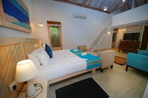 1 dormitorio con 1 cama y sala de estar en Hiru Resort and Kite Surfing en Kalpitiya