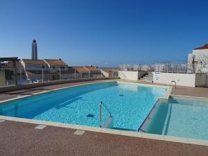 レ・サ​​ーブル・ドロンヌにあるAppartement Les Sables-d'Olonne, 3 pièces, 6 personnes - FR-1-92-602の大型スイミングプール