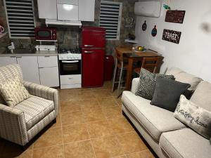 un salon avec deux canapés et une cuisine dans l'établissement Cocobeach Cabin no pets allowed, à Río Grande