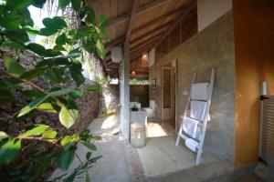 Habitación con 2 sillas en un patio en Hiru Resort and Kite Surfing en Kalpitiya