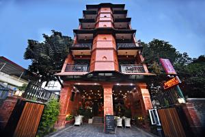un gran edificio con una torre alta y un patio en Everest Boutique Hotel en Katmandú