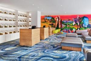 una sala de estar con una habitación grande con una alfombra colorida en Downtown Aspen Luxury 2 Bedroom Residence, en Aspen 13 fotos más