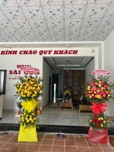 un vestíbulo con flores expuestas en un edificio en Sai Gon Motel, en Da Nang