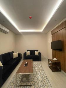 uma sala de estar com um sofá e uma mesa em قولد تاور em Khamis Mushayt