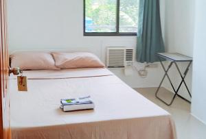 เตียงในห้องที่ Sinoben Apartments by RedDoorz