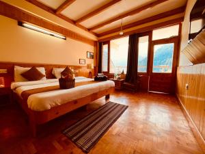 una camera con un letto in una stanza con finestre di Valley of god a Manāli