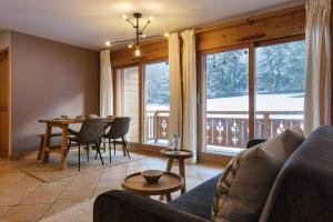 ein Wohnzimmer mit einem Sofa und einem Tisch in der Unterkunft Cottage des Houches - Happy Rentals in Les Houches