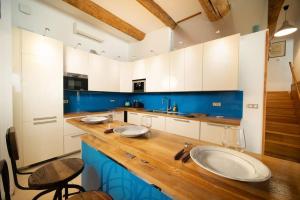 een keuken met 2 wastafels en een houten aanrecht bij Air-conditioned loft in the heart of the old port in Marseille