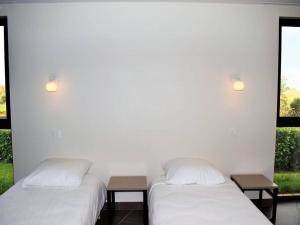トレガステルにあるMaison Trégastel, 2 pièces, 4 personnes - FR-1-368-70の窓付きの客室で、隣り合わせのベッド2台が備わります。