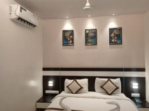 Voodi või voodid majutusasutuse Yuvraj Palace Inn toas
