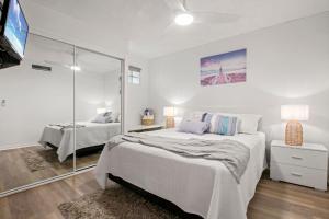 Postel nebo postele na pokoji v ubytování Unit 66 Grand Pacific Resort Bulcock St Caloundra