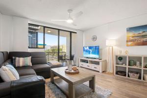 Posezení v ubytování Unit 66 Grand Pacific Resort Bulcock St Caloundra